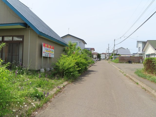 北見市高砂町１２番３１号　古家付き売地の前面道路含む現地写真