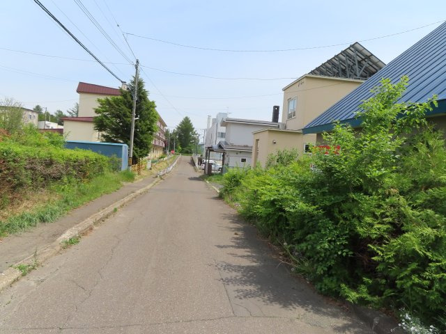 北見市高砂町１２番３１号　古家付き売地の前面道路含む現地写真