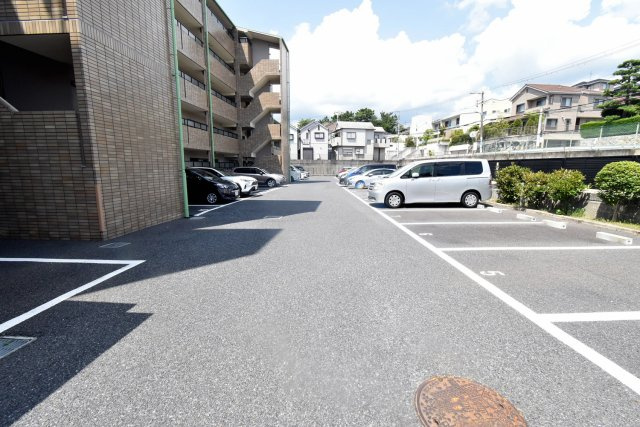 レフィナードの駐車場