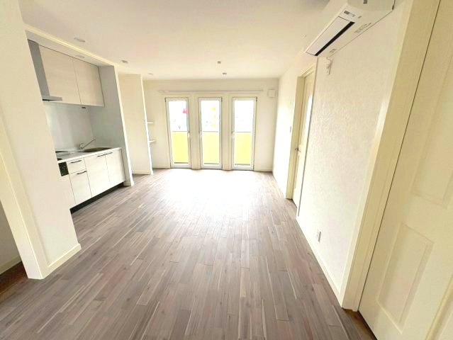 ヴィラアイビスの居間・リビング|清潔感のある内装　陽当たり良好