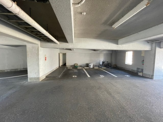 シャルム文京の駐車場