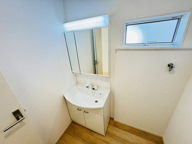 【独立洗面台】 | 柏市藤心１丁目新築戸建（藤心第６） | シャワーヘッド付き三面鏡洗面化粧台