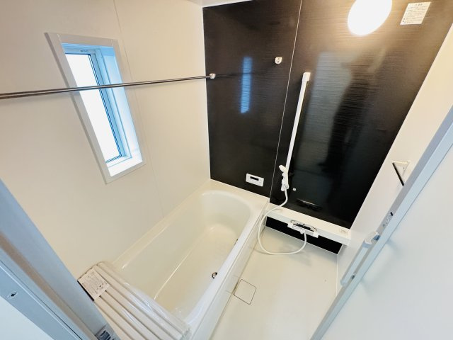 【浴室】 | 柏市藤心１丁目新築戸建（藤心第６） | 手元で水流切り替えエコシャワーヘッド・足を伸ばせる広々浴槽で毎日リラックス！
