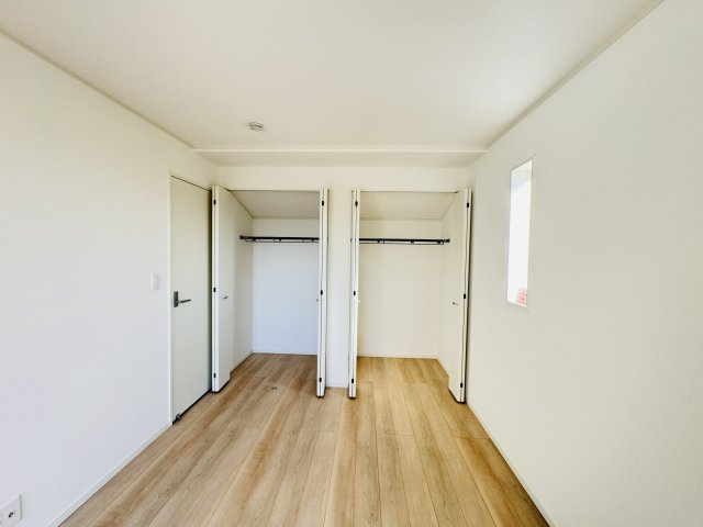 【洋室】 | 柏市藤心１丁目新築戸建（藤心第６） | 7.5帖寝室収納・クローゼット２つでたっぷり収納♪
