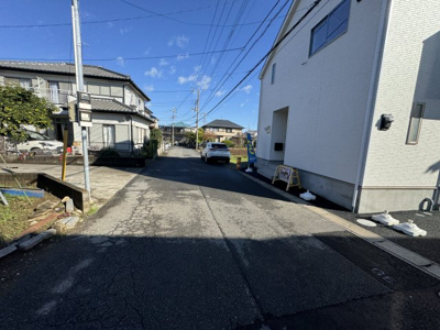 【前面道路含む現地写真】 | 柏市藤心１丁目新築戸建（藤心第６） | 西側前面道路・幅員約5.4ｍ