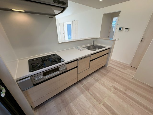 京都郡苅田町富久町2丁目2期　新築一戸建てのキッチン|料理しやすい三口ガスコンロ！！便利な食洗器付き♪横にはパントリーも♪
【苅田町　新築戸建て】