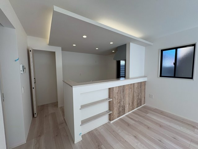 京都郡苅田町富久町2丁目2期　新築一戸建てのキッチン|下がり天井がオシャレなキッチン♪キッチン前面収納付きも嬉しいポイント♪
【苅田町　新築戸建て】