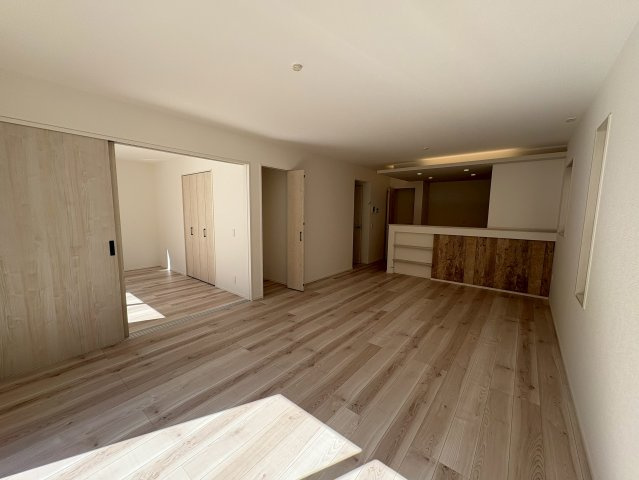 京都郡苅田町富久町2丁目2期　新築一戸建ての居間・リビング|広々リビング♪横の洋室を開ければ一体型で使えます♪
【苅田町　新築戸建て】