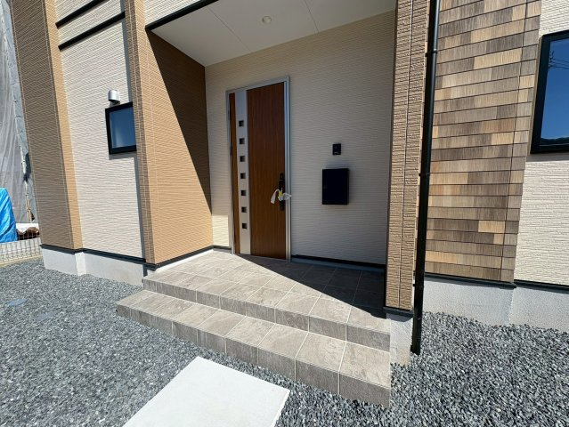 京都郡苅田町富久町2丁目2期　新築一戸建ての玄関|雨にの日も濡れにくい構造の玄関♪
【苅田町　新築戸建て】