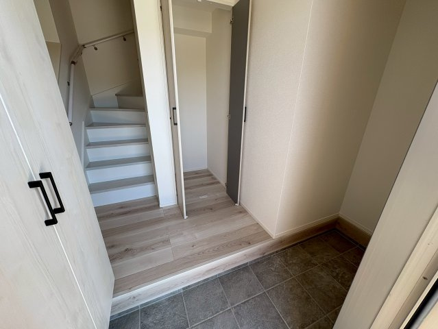 京都郡苅田町富久町2丁目2期　新築一戸建ての玄関|シューズボックス、シューズインクローゼット、収納スペース付きで収納豊富♪
【苅田町　新築戸建て】