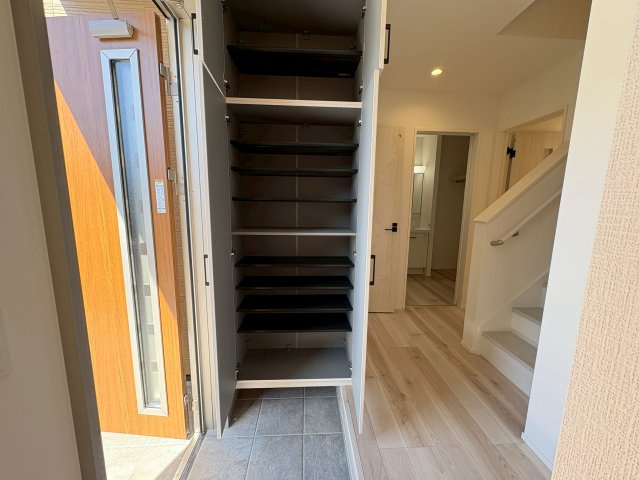 京都郡苅田町富久町2丁目2期　新築一戸建ての玄関|大容量シューズボックス付き♪
【苅田町　新築戸建て】