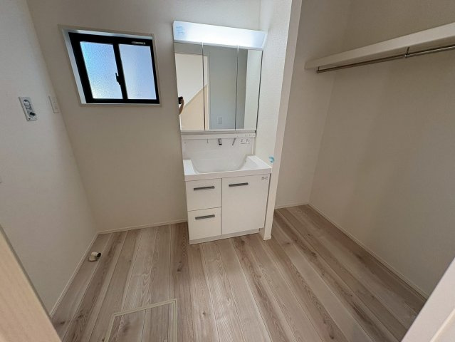 京都郡苅田町富久町2丁目2期　新築一戸建ての独立洗面台|三面鏡付き洗面台で朝の身支度もラクラク♪なんと横に嬉しい収納スペース付き♪
【苅田町　新築戸建て】