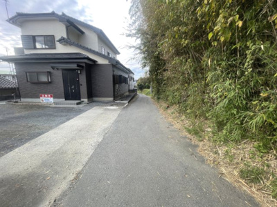 【前面道路含む現地写真】 | 桜川市岩瀬4LDK中古住宅