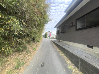 【前面道路含む現地写真】 | 桜川市岩瀬4LDK中古住宅