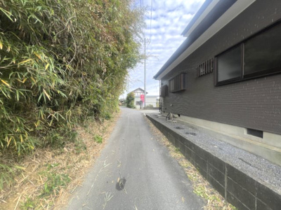 【前面道路含む現地写真】 | 桜川市岩瀬4LDK中古住宅