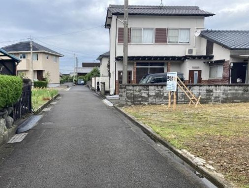 八幡2丁目　売土地の前面道路含む現地写真