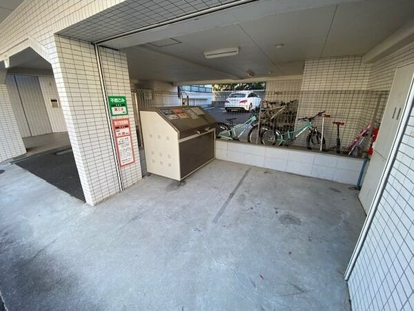 エトワール藤の駐車場
