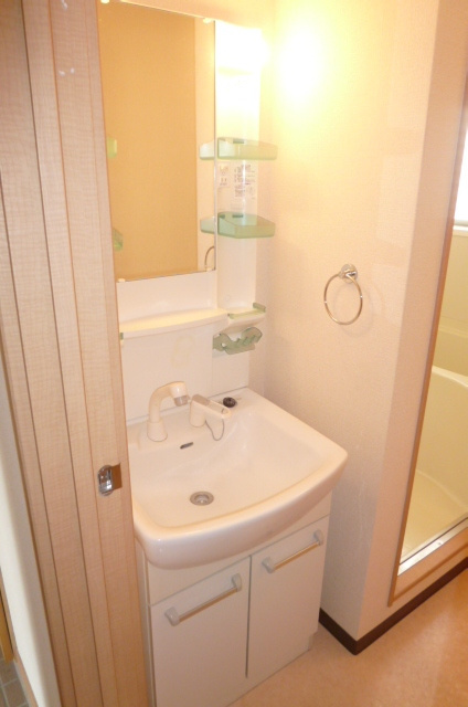 チャームビラⅡの洗面所|脱衣スペースもあります