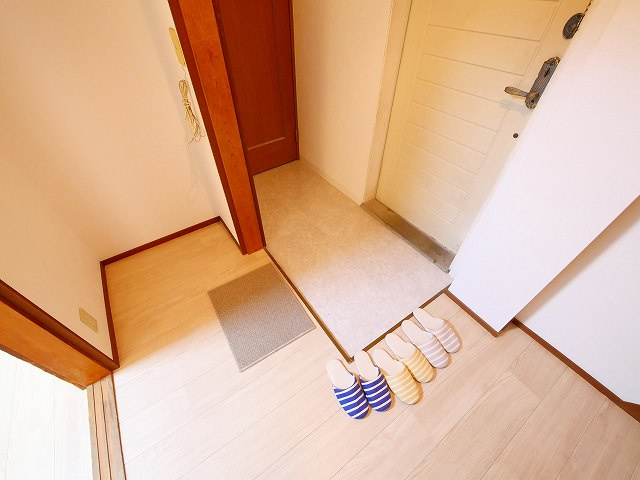 Revo郡山の玄関