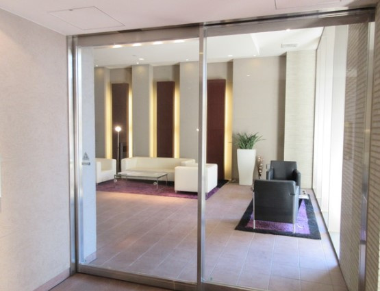 クロスレジデンス東十条のエントランス