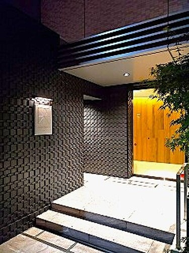 台東区入谷２丁目の賃貸マンションのエントランス|夜間エントランス外観　※2025年８月撮影