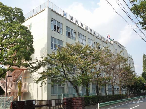 ライオンズマンション竹の塚伊興町の外観|足立区立伊興中学校まで626m 