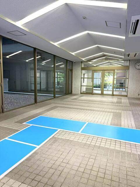 西戸山タワーホウムズノースタワーのエントランス| 