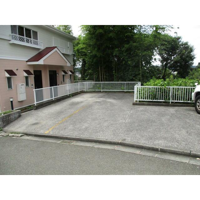 金井ビューヒルズＢ棟の駐車場