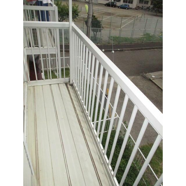 金井ビューヒルズＢ棟のバルコニー