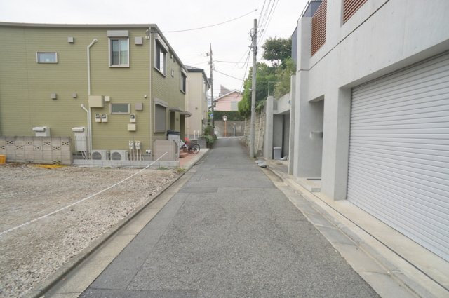 緑が丘２　土地の前面道路含む現地写真|北東側　私道　幅員約3.4～3.7m　接道約11.1m
