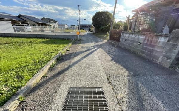 八幡3丁目　売土地の前面道路含む現地写真