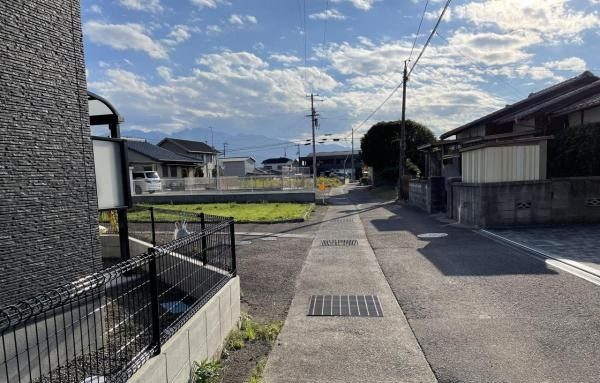 八幡3丁目　売土地の前面道路含む現地写真