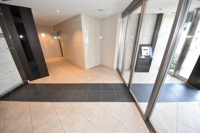 プレサンス野田阪神駅前ザ・ファーストのエントランス