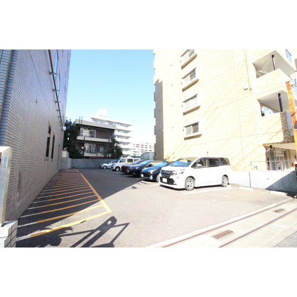 富士火災豊田ビルの駐車場