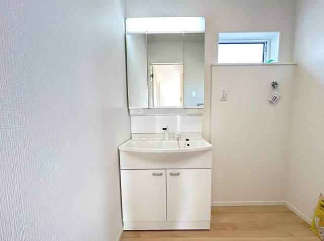 クワイエ　一宮市東加賀野井第1　全1区画分譲の独立洗面台|床材に受ける様々な傷や、温度・湿度変化による、クラックの発生を大幅に抑える特殊加工を施工済みです。
水栓はリフトアップできて両手が使えます。またハンドシャワーでも使えます。