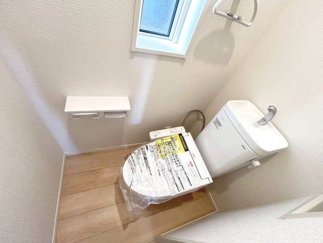 クワイエ　一宮市東加賀野井第1　全1区画分譲のトイレ|超表面平滑加工とイオンパワーの「セフィオンテクト」加工で、汚れが付きにくく落ちやすい仕様のトイレです。
またツイントルネード洗浄で少ない水でも前方の返し部分から後方部までしっかり洗浄できます！