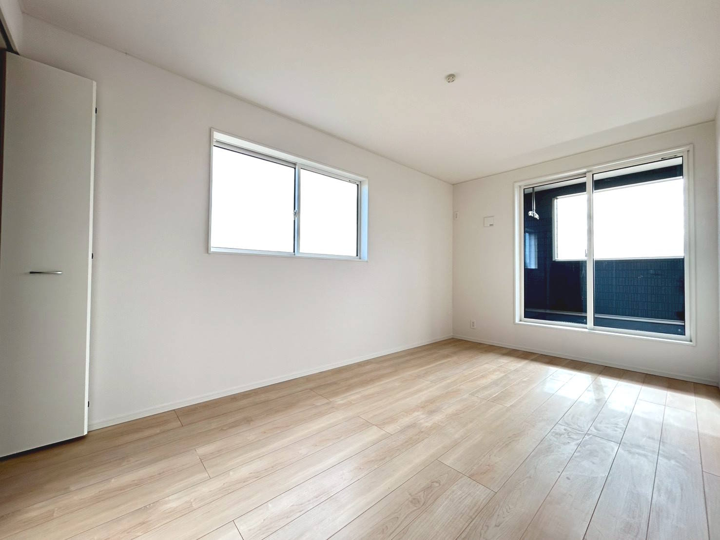 クワイエ　一宮市東加賀野井第1　全1区画分譲の寝室|全居室にたっぷり収納できる大型収納を設置。窓ガラスは、断熱性能や結露防止効果の高いペアガラスを採用！
高い断熱性と共にガラス面の結露対策にも効果を発揮し湿気によるカビの発生を抑止します。