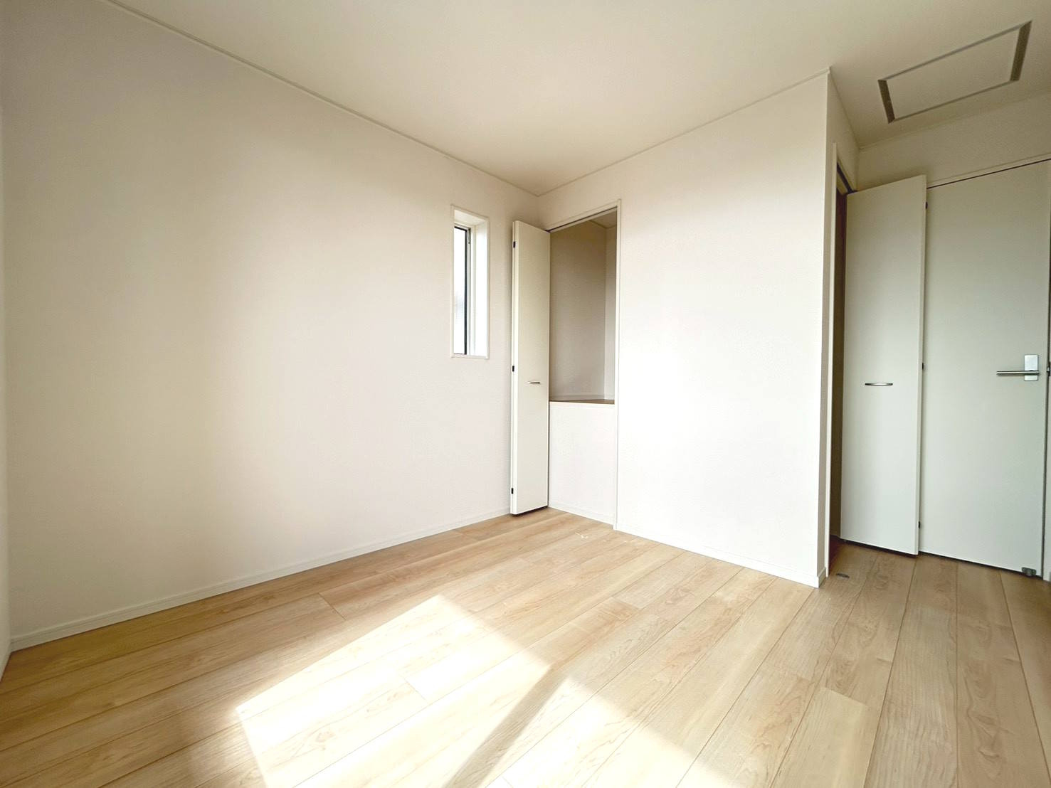 クワイエ　一宮市東加賀野井第1　全1区画分譲の洋室|建具やクロスなどをトータルデザインでコーディネートしており、室内に落ち着きと安らぎを与えてくれます。
全居室収納付き！寝室やお子様のお部屋がスッキリ片付きます。