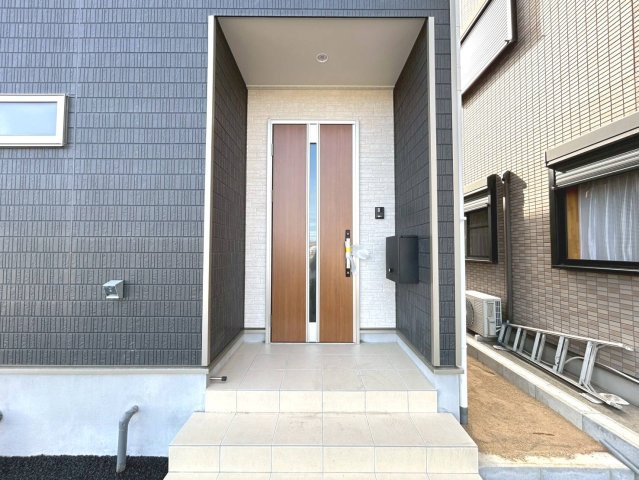 クワイエ　一宮市東加賀野井第1　全1区画分譲の玄関|玄関ドアの取手ハンドル部分にセンサーがついて、カードタイプ・シールタイプのキーで施錠が可能で便利です。
お買い物の荷物で手が塞がっていても、楽々開錠できます。毎日の外出前の時間も短縮されて快適です！