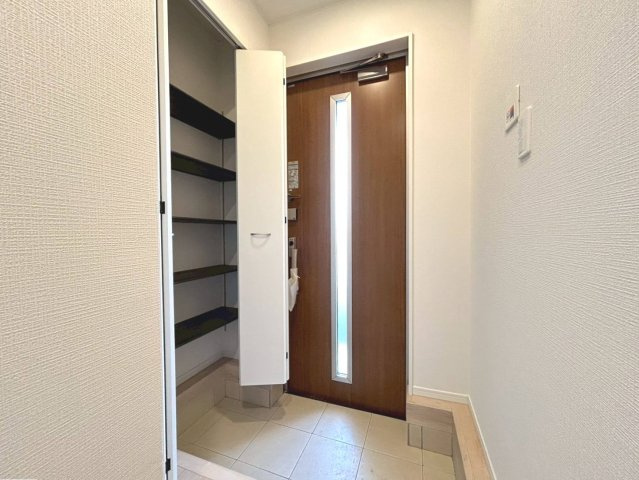 クワイエ　一宮市東加賀野井第1　全1区画分譲の玄関|大容量のシューズ収納付きで玄関周りもすっきり！玄関ドアからの光が玄関ホールを明るくしてくれます。