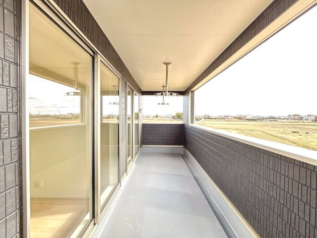 クワイエ　一宮市東加賀野井第1　全1区画分譲のバルコニー|バルコニーは南向きで洗濯物もよく乾きます！強度と表面積硬度を持つFPRで防水しています。