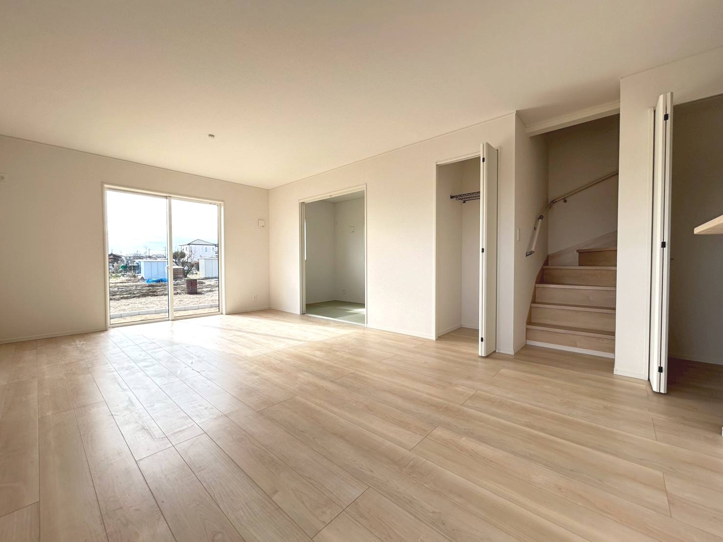 クワイエ　一宮市東加賀野井第1　全1区画分譲の居間・リビング|フローリング材は木目調でナチュラルな美しさ。様々な傷やクラックの発生を大幅に抑える特殊加工済みです。
床材に受ける様々な傷や、温度・湿度変化によるクラックの発生を大幅に抑える特殊加工を施工済み。