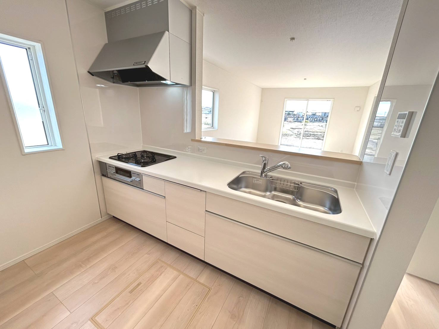 クワイエ　一宮市東加賀野井第1　全1区画分譲のキッチン|お手入れがラクなステンレスをワークスペース部分トップに使用した、機能的で美しいシステムキッチンです。
浄水器組込み水栓でシンクまわりがスッキリ広々お使いいただけます。フラットな造りでお掃除も楽々です。