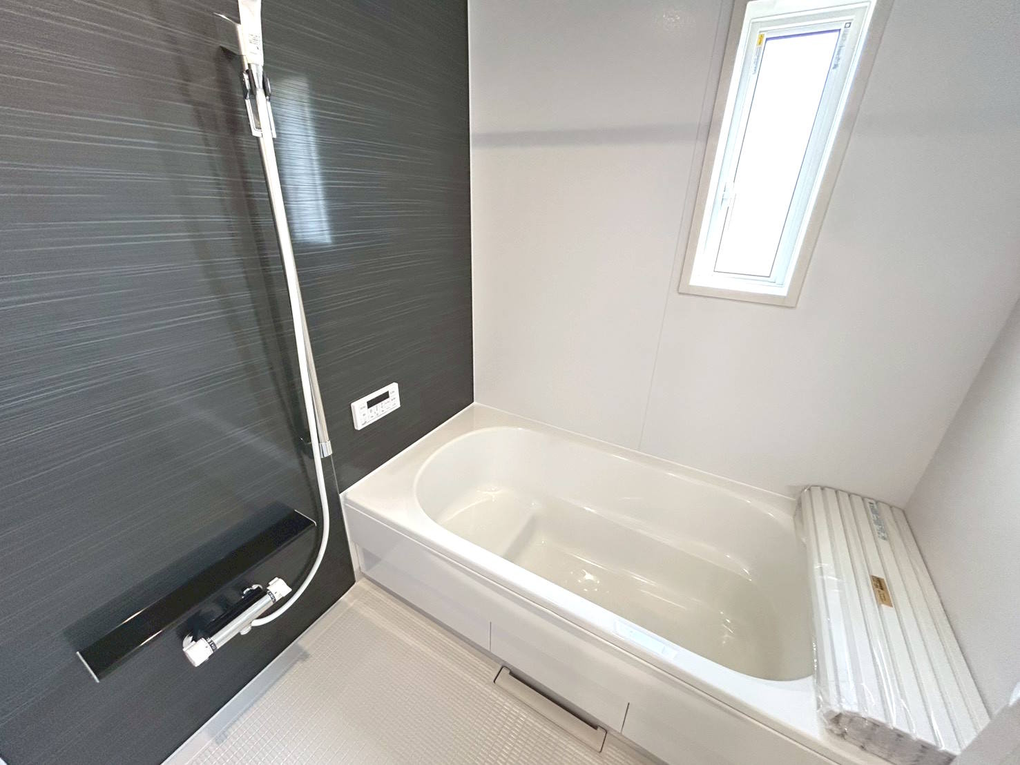 クワイエ　一宮市東加賀野井第1　全1区画分譲の浴室|保温浴槽使用で４時間たっても浴槽の湯温低下はわずか約2.5度の省エネ仕様です。【暖房換気乾燥機】付き！
サイドブロー機能を備えた省エネ衣類乾燥機です。窓付きの明るく清潔な空間でゆったりバスタイムを！