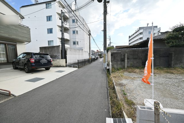 伊丹市平松4丁目建築条件無し土地の前面道路含む現地写真|前面道路幅員：4ｍ
