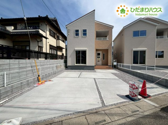 鴻巣市鴻巣　第2　新築一戸建て　リーブルガーデン　01の駐車場|並列でカースペースが確保されたゆとりある敷地です(^^)/
前面道路との高低差も少なく、毎日のお車の出し入れもスムーズに行えます。