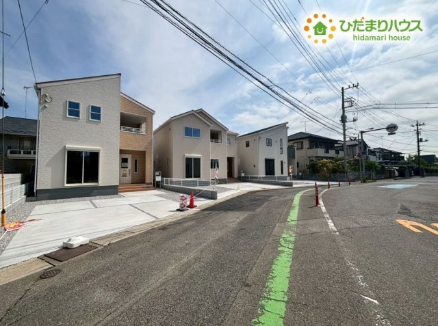 鴻巣市鴻巣　第2　新築一戸建て　リーブルガーデン　01の前面道路含む現地写真|幅員が広く、見通しの良い前面道路です！
近隣には公園もあり、季節の移ろいを感じながら毎日のお散歩が楽しめます！