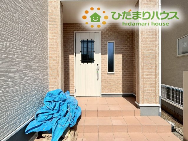 鴻巣市鴻巣　第2　新築一戸建て　リーブルガーデン　01のエントランス|屋根付きのポーチがある玄関先は、雨の日のお出かけ準備にも便利です！
ベビーカーを一時的に置いたり、傘をさしたりする際も濡れにくいのが助かります(/ω＼)