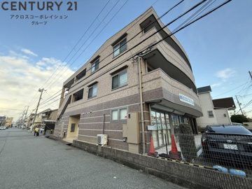 オートロックで外部の人間が簡単に出入りできないため安心です。
