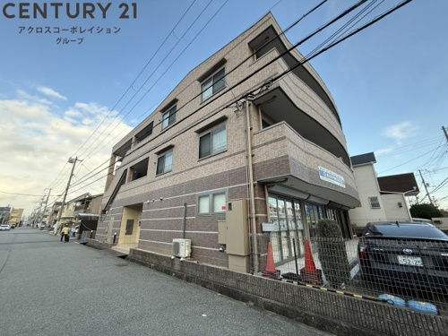 オートロックで外部の人間が簡単に出入りできないため安心です。
